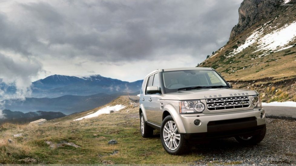 2010 Land Rover Discovery Near Mountains